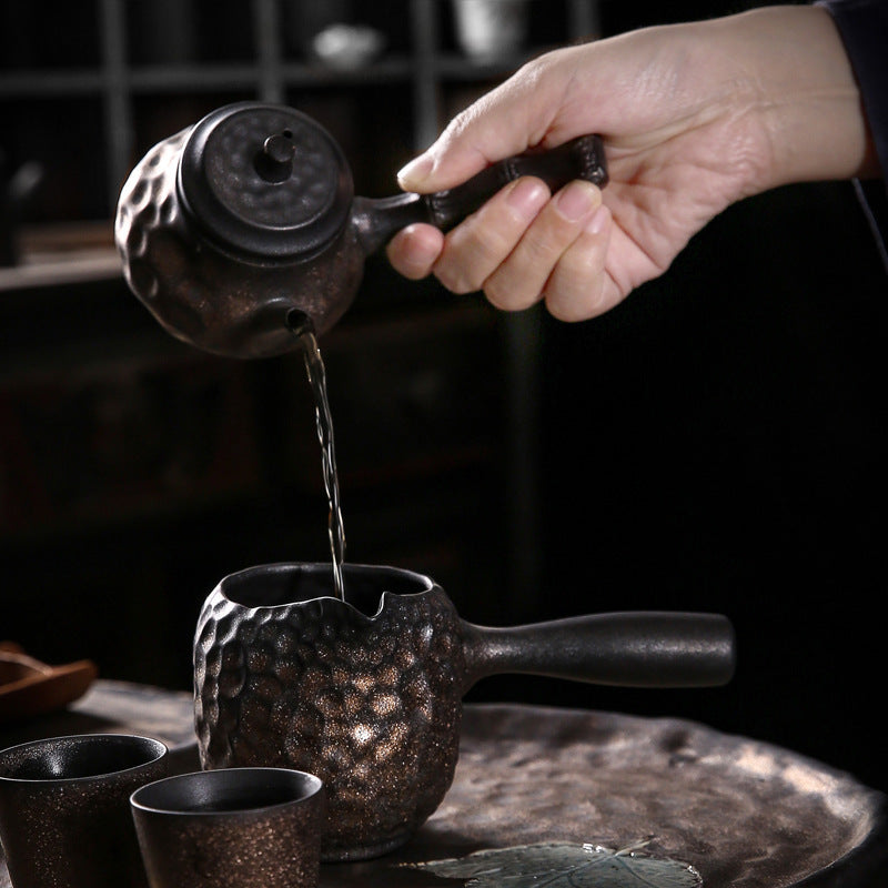 Japanese Style Gilding Iron Glaze Hammer Pattern Side Handle Fair Cup Handmade Retro Ceramic Tea Pitcher Fair Cup Large Capacity Tea Pot
